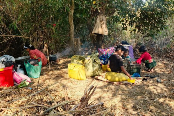ကျောက်ဖြူမြို့ တရုတ်စီမံကိန်းဧရိယာ အတွင်း ထွက်ပြေးရတဲ့ စစ်ဘေးရှောင် ၄၀၀၀၀ ကျော် စားစရာ နဲ့ အမိုးအကာအရေးတကြီးလိုအပ်နေ
